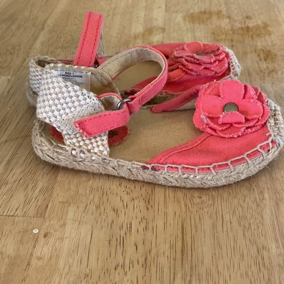 Size 5 Baby Old Navy Sandals - Picture 4 of 4